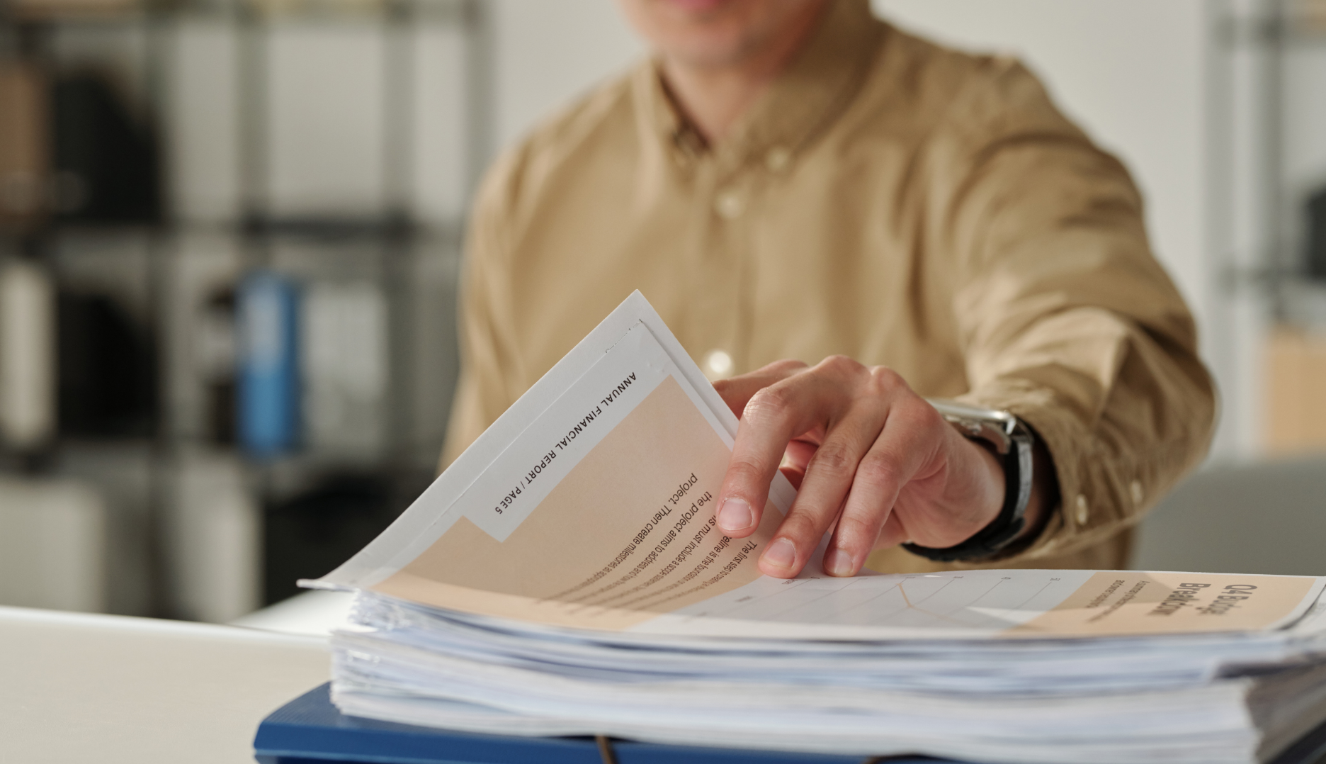 HOmbre con papeles en pila