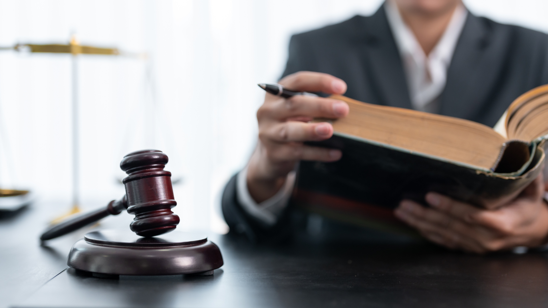 Personas revisando un libro