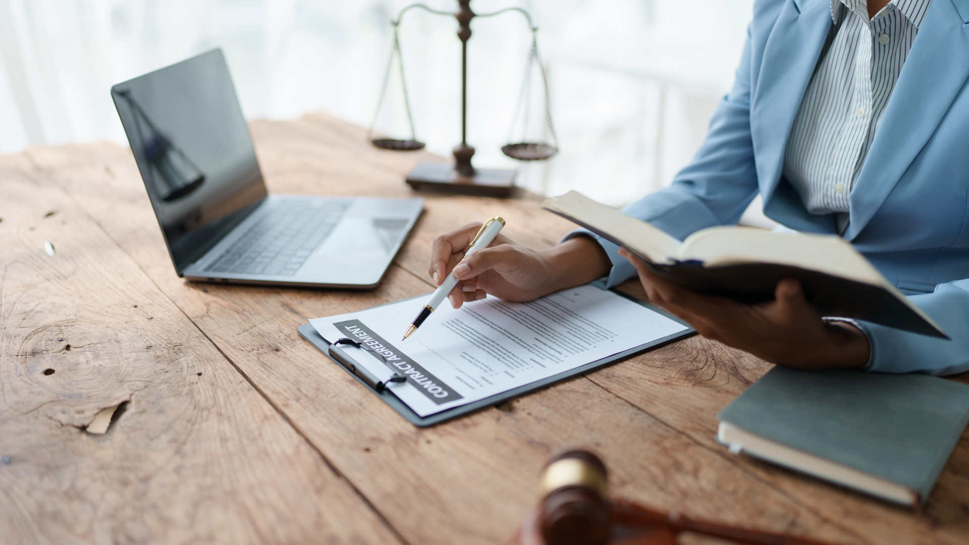 Personas revisando un documento