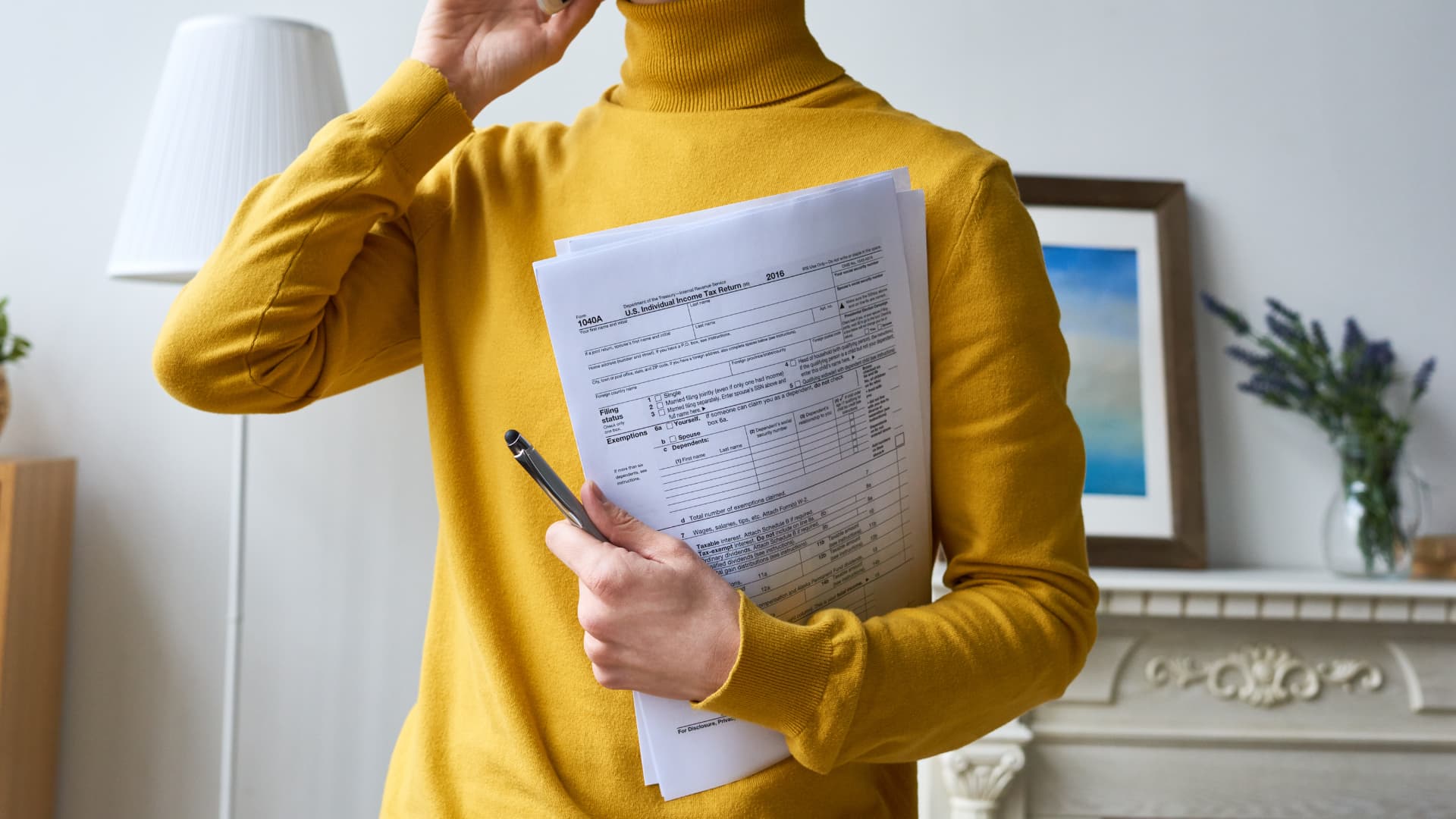 Persona con documentos en la mano